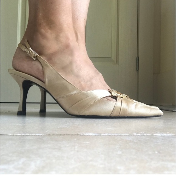 A. MARINELLI Special Effects Cream Gold Satin Kitten Heel Pump 8.5 EUC - Picture 1 of 14